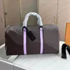 Bolsas de mochila para homens mantêm bolsa de designer bolsas de malas grandes bolsas de viagem sacos de viagem letra de impressão de couro genuíno ao ar livre