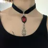 Naszyjniki wiszące gotycka krew czerwony kwarc Dzielnica czarny aksamit dla kobiet wampirów wytłaczona czarownica akcesoria biżuterii vintage choker
