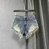 Kvinnors shorts sexig låg midja vit denim sommarmode rippade tofs råa hem breda ben korta jeans s71 230601