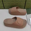 Italiaanse designer dames glijbaan sandaal met in elkaar grijpende reliëf vintage heren zomer strand TPU rubber 5cm verhoging slippers roze paars platform dia's sandalen