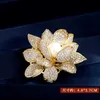 Alfinetes broches femininos simples pérola branca grande flor de cristal broche de liga de zircão dourado luxo feminino broche de planta G230529