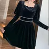 Casual Jurken Franse Hepburn Style Kleine Zwarte Rok Vrouwelijke 2023 Herfst Dameskleding Product Taille Dunner Fluwelen Lange mouwen