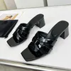 Lyxdesigner Womens Sandal Slippers 2023 Summer Ny mångsidig Mid Heel Open Toe Thick Heel Leather Slippers som bär strandkvinnor utanför storlekar 35-43+Box