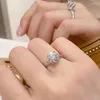 Clusterringen AU750 witgouden ring rond Mosan diamant D kleur VVS bruiloft verloving jubileumfeest Valentijnsdag geschenk