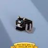 The Black Cat Enamel Pin Cartoon Kitten Animals In the Suitcase Badge Personalizzato Risvolto Accessori Regalo Zaino Cappello all'ingrosso