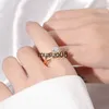 Pierścienie opaski Prawdziwy pierścień moissanite dla kobiet okrągły 4 pazur żółty złoty kolor błyszczący diament Unikalny projekt wdzięczny J230602
