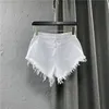 Kvinnors shorts sexig låg midja vit denim sommarmode rippade tofs råa hem breda ben korta jeans s71 230601