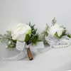 Dekorativa blommor bröllop boutonnieres vita siden rosor handled corsage konstgjorda tillbehör prom kostym heminredning