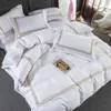 35 Conjunto de cama de luxo de algodão branco para hotel/casa Conjunto de cama king size queen size conjunto de lençóis de linho bordado capa de edredom fronha T200826