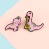 Simpatica spilla smaltata di dinosauro rosa Cartoon Spille animali musicali musicali per bambini Borsa vestiti Spille da bavero Distintivi Accessori di gioielli