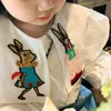 衣類セット子供の女の子の服刺繍漫画ビッグラペルシャツ秋の春の白い黒い韓国のカジュアルガールズブラウス230601