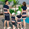 Familj matchande kläder pappa mamma pojke pojkar flickor kläder sommar far son randig t -shirt shorts set mor och dotter klänningar 230601