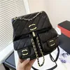 Mochila de moda 2023 Channel Retro decoração alfabeto de couro masculino e feminino esportes ao ar livre viagem bolsa de lazer 02-02