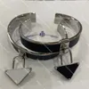 Bracciale apribile di design Braccialetti d'amore con distintivo triangolare Braccialetti unisex di lusso per ogni occasione Braccialetti con gioielli