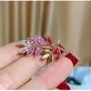 Spille Spille Fashion Pink Crystal Cute Women # 039; s Luxury Yellow Gold Copper Zircon Alloy Plant Malt spilla da balia G230529