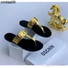 Designer Flip Flip Flip pantofole Hardware Hardware English Herring Wash Slide 2024 Fashion Women Sandals Summer Flat Shoes