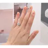 Versione coreana dell'anello di coppia di nozze, marea maschile di alto senso di alta gamma anello di diamanti, cerimonia di nozze, oggetti di scena falsi, bocca dal vivo, hit di celebrità di Internet
