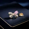 Broches de alfileres Moda de mujer rosa cristal lindo lazo mujer lujo aleación de oro circón broche geométrico pin de seguridad G230529