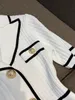 2024 verão branco / preto contraste cor painel vestido de malha manga curta botões de lapela entalhada vestidos casuais de peito único O3L011803
