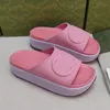 Italienische Designer-Damen-Slide-Sandale mit ineinandergreifenden, geprägten Vintage-Herren-Sommer-Strand-TPU-Gummi-Slippern mit 5 cm Erhöhung, rosa-lila Plateau-Slide-Sandalen