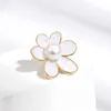 Broches Broches Femmes mode blanc perle coquille fleur femmes luxe or jaune alliage plante broche goupille de sécurité G230529