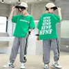 Chłopcy z krótkim rękawem 2023 Nowy koreańska wersja letnia garnitur średnie i duże dziecięce koszulki MosquiTo Proof Pants Dwuczęściowy zestaw