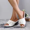 2023 Womens tofflor Casual Flower Hollow Wedge Beach Shoes Outdoor Fashion Platform Bekväma icke-halkssandaler Chinelo Macio