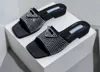 2023Sandálias femininas de cetim com enfeites de cristal Triângulo Logotipo Slip On Flat Mule Strass Diamond Sliders Salto baixo Flats Chinelos Preto Branco Azul