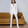 Costumes pour femmes tailleur-pantalon formel pour femmes blanches avec blazer en V profond ajusté allongé ceinture large et pantalon évasé taille haute nuptiale