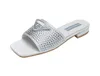 2023Sandálias femininas de cetim com enfeites de cristal Triângulo Logotipo Slip On Flat Mule Strass Diamond Sliders Salto baixo Flats Chinelos Preto Branco Azul