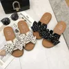 Satin Bow Tie Point Slippers Low Heel Kvinnliga tofflor Summer Wear 2022 Fairy Flat Bottom Fashion Word Sandaler Womens Shoes L230518