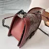 Bolso de lujo de diseñador, bolso de un hombro, bolso de cuero real para mujer, bolso de cadena con estampado en relieve tridimensional clásico, bolso cruzado informal para desplazamientos de banquetes para personas mayores