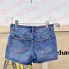 Sexy hohle Denim-Shorts mit Metallbuchstaben, kurze Jeans, Sommer-Shorts für Damen mit niedriger Taille
