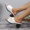 2023 Womens tofflor Casual Flower Hollow Wedge Beach Shoes Outdoor Fashion Platform Bekväma icke-halkssandaler Chinelo Macio