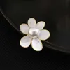 Broches Broches Femmes mode blanc perle coquille fleur femmes luxe or jaune alliage plante broche goupille de sécurité G230529