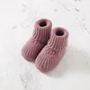 İlk yürüyüşçü doğan bebek ayakkabı eldivenleri set örgü bebek kız botları mitten moda katı 2 adet Toddler çocuk kayma yatak ayakkabıları el yapımı 0-18m 230601