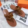 Womens Flip Flops Hardware Decorative HerringBone Designer tofflor 2023 mode Kvinnor Sandaler Summer Flat Shoes