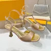 2023 Luxus-Designer-Sandalen mit quadratischem Zehenbereich, Damenmode, 100 % Leder, bedruckte Buchstaben, Laufsteg, Metallkettensandale, sexy Lady, einzeilige Riemchen-Stiletto-Schuhe