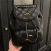 Mochila de moda 2023 Channel Retro decoração alfabeto de couro masculino e feminino esportes ao ar livre viagem bolsa de lazer 02-012