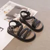 Sandálias Sapatos para Meninas Sandálias 2023 Verão Nova Luz Luxo Moda Infantil Confortável Sapatos Casuais Sandálias Sapatos de Praia Boutique R230603