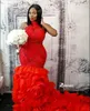 Czerwona syrena koronkowa afrykańskie sukienki ślubne zorganizowane organza Tiers Katedralny pociąg czarna dziewczyna Aso ebi ebi sesja ślubna sesja zdjęciowa