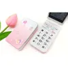 Sbloccato Pretty Flip Woman Telefono cellulare Ampio display Torcia sottile Simpatico stile a conchiglia Two Sim Easy Working Student Cellulare Nessuna fotocamera per Lady Girl