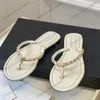 Femmes Thong Sandales Outdoor Flip-Flops Designer avec Chaussons Dames Rétro Black Slides Filles Mules Beach Shoe Luxurys Leisure Shoe Gold-Tone Metal Wedding Shoe
