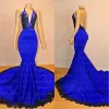 2023 Royal Blue Mermaid aftonklänningar Svart spets Applique Sexig halter Backless Ruffles Sweep Train Plus Size Prom Gown Formal Custom Vestidos