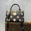 10A Designer di qualità a specchio Borse con manico Madeleine piccolo Borsa da donna in vera pelle Borsa a tracolla con tracolla nera con motivo in rilievo di lusso