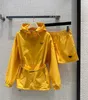 Dames tweedelige broek Designer 2023 Early Spring Nieuwe riem taille Hooded Wind Breakher Coat Shorts Triangle Label Casual Mode Set Women Azbj I49c