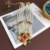 Collier ras du cou élégant rétro courtois pour femme avec collier de perles multicouches émaillées colorées