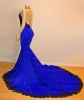 2023 Royal Blue Mermaid Evening Dresses Black Lace Applique Sexy Halter Backless Ruffles 스위프 트레일 플러스 크기 파티 가운 공식적인 맞춤형 멍청이