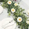 Dekorative Blumen, 2 m, künstliche Girlande mit weißen Rosen, Grünpflanzen zum Aufhängen für Hochzeitszimmer, Wand, Zuhause, Party, Garten, Basteln, Bogendekoration