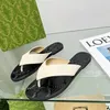 Designerskie buty skórzane sandały sandały flip flop kapcie marka metalowa klamra męskie sandały buty plażowe suwaki designerskie wytłoczone gumowe podeszwa płaskie kapcie suwak